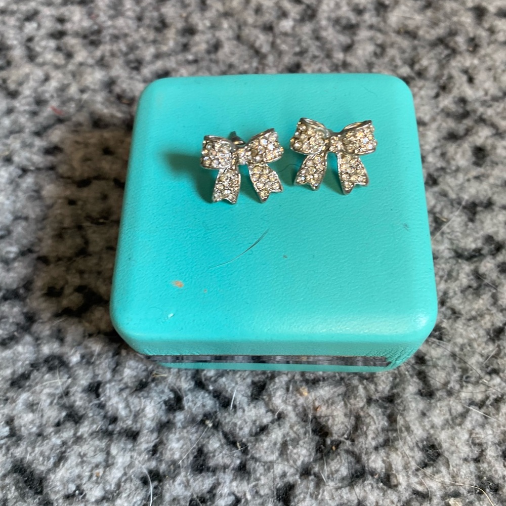 Elegant Silver Bow Earrings - Picture 4 of 7